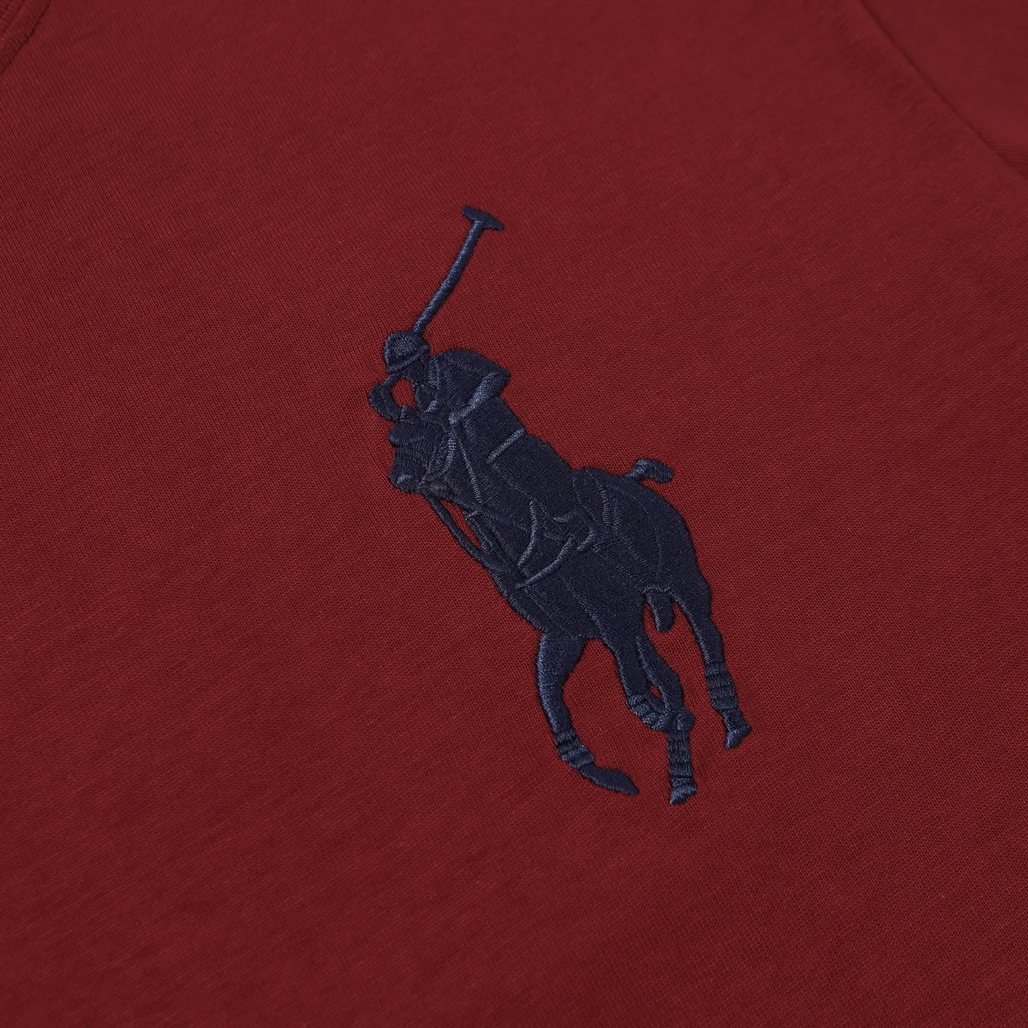 P130 Style number: 652 Brand reputation: Ralph Lauren is an internationally renowned high-end fashion brand, representing quality, style and status. Wearing its short sleeves can highlight consumers' taste and identity. Classic design: The brand has unique and enduring classic design elements, such as the polo logo, iconic color combinations, etc., which are both fashionable and recognizable. High-quality fabric: Made of double yarn 280g fabric, usually made of high-quality cotton fabric, which is soft, breathable, and sweat-absorbent, comfortable to wear, and suitable for various occasions and seasons. Exquisite craftsmanship: Pay attention to detail processing and production technology, neat stitching, and tailoring to ensure the durability and beauty of the clothing. Diversified styles: covering a variety of styles from casual to formal, simple to gorgeous, meeting the individual needs and wearing scenarios of different consumers. Strong matchability: Can be matched with a variety of bottoms, jackets and accessories to easily create a variety of different fashion looks. Inheritance and innovation: While maintaining the traditional charm of the brand, we constantly innovate designs and incorporate new fashion elements to keep our products attractive. Brand values: The American lifestyle and positive values ​​conveyed by Ralph Lauren are also recognized and yearned for by consumers. Color: Black White Gray Blue White Blue Red Pink Sky Blue Bean Green Burgundy Complete Sizes: S, M, L, XL,